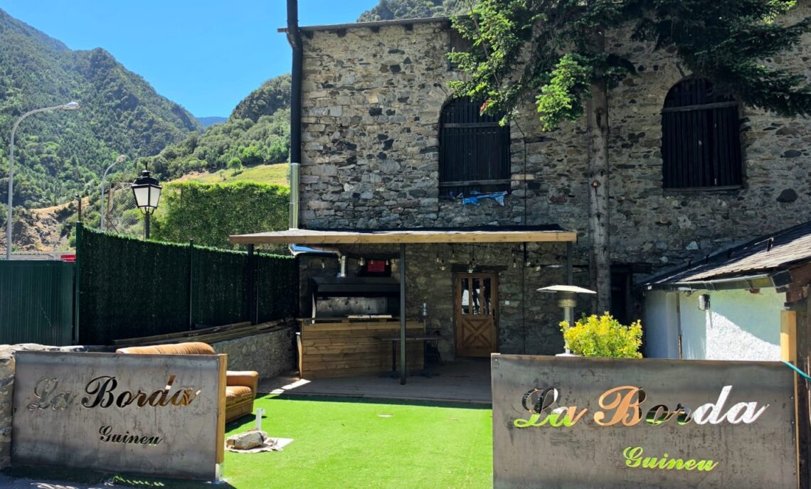 ✨🐺 ESPAIS SINGULARS PER A ESDEVENIMENTS · A LA BORDA GUINEU (AIXOVALL) A La Borda Guineu t’oferim un espai rústic, acollidor i totalment privat, pensat perquè qualsevol esdeveniment —familiar, professional o festiu— sigui un èxit absolut. Disposem d’un ambient únic, amb l’encant de les bordes tradicionals d’Andorra i totes les comoditats modernes que necessites: Espai rústic privat amb ús exclusiu Barbacoa exterior gegant per a grups Cuina completament equipada amb neveres i estris Vasos, copes i plats inclosos Tot el necessari per a esdeveniments privats o públics Un espai pensat perquè puguis organitzar trobades, celebracions, festes, barbacoes, reunions o qualsevol activitat amb comoditat, privacitat i flexibilitat. Si vols, puc preparar també una descripció optimitzada per SEO, un post per xarxes o un text comercial per enviar als clients.
